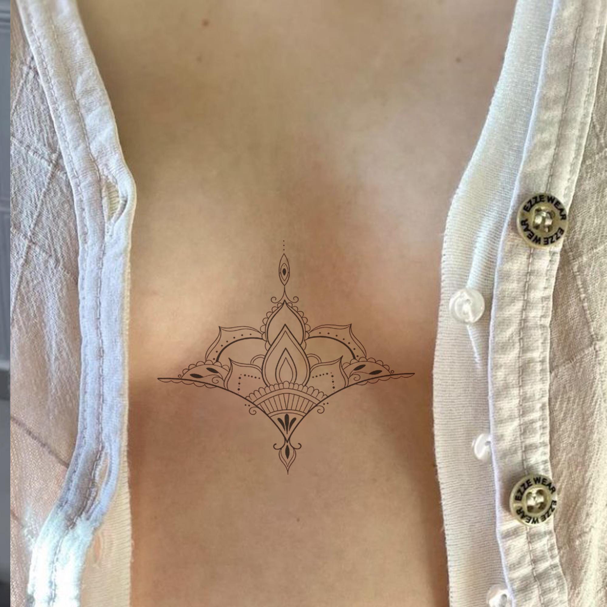 Lotus Sternum Tattoo - Österreich