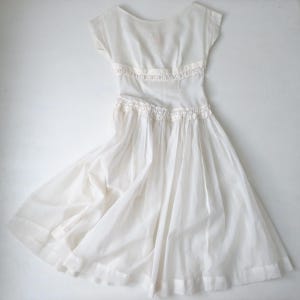 Vintage 50s fit & flare Vicky Vaughn dress in cream dotted Swiss with lace trim and long waist, extra extra small size