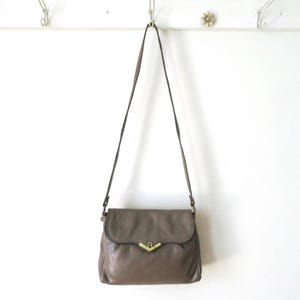 Bolso de hombro Etienne Aigner - estilo vintage de los años 70 - piel marrón claro color topo - forro con el logo de la marca