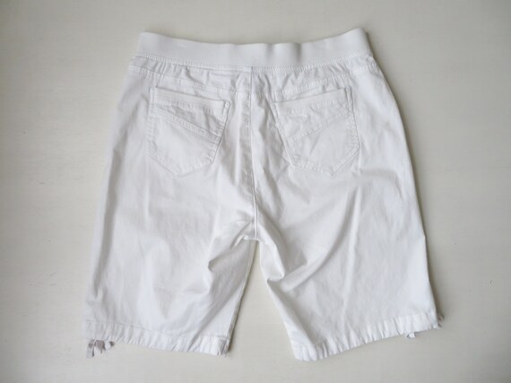 long white shorts with pockets, Bermuda length wi… - image 7