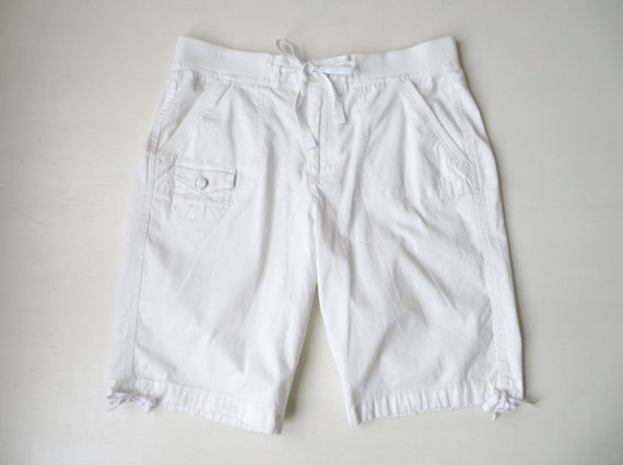 long white shorts with pockets, Bermuda length wi… - image 1