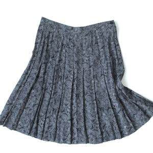 short skirt, black and white pleated print skirt, knee length or above, vintage 80s 90s clothing, women small,