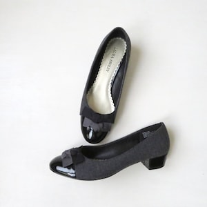 black pumps with bows size 6.5M, patent faux leather and grey fabric, Laura Ashley slipons w/ low heels, vintage 90s womens shoes