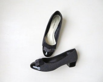 black pumps with bows, patent faux leather and grey fabric, Laura Ashley slipons with low heels, vintage 90s, women 6.5