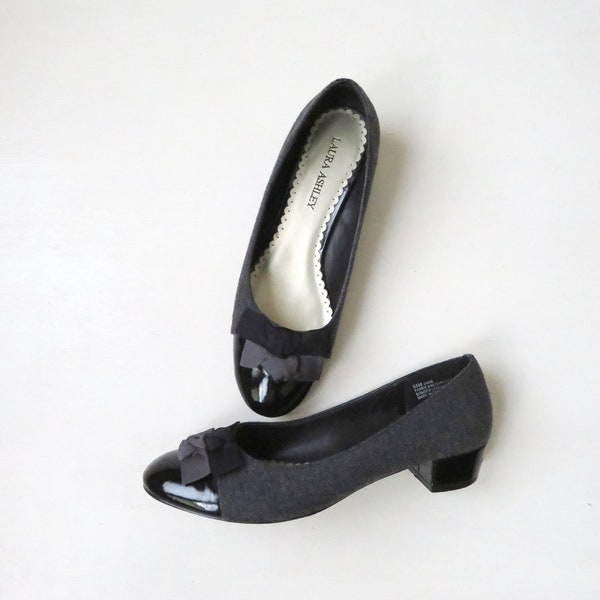 black pumps with bows, patent faux leather and grey fabric, Laura Ashley slipons with low heels, vintage 90s, women 6.5