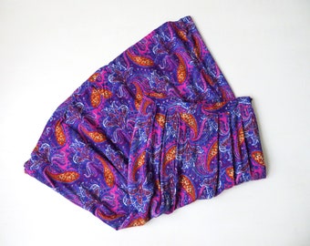 midi skirt, purple paisley boho print, elastic waist skirt with pockets, vintage 80s 90s clothing, women small, Russ