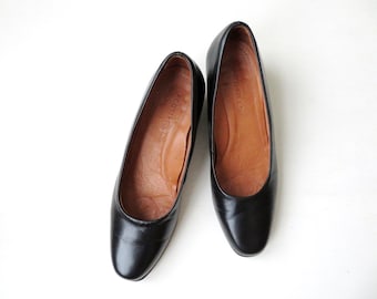 black pumps, leather heels, minimalist style, vintage 90s Foot Thrills, made in USA, women 7 medium