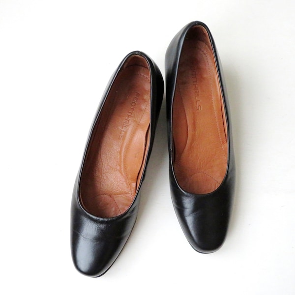 black pumps, leather heels, minimalist style, vintage 90s Foot Thrills, made in USA, women 7 medium