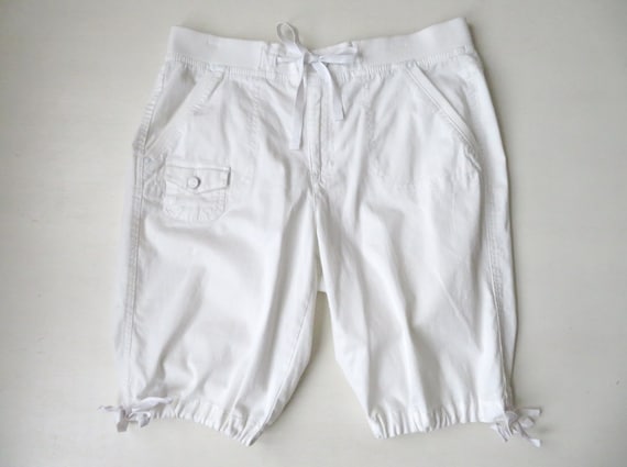 long white shorts with pockets, Bermuda length wi… - image 2