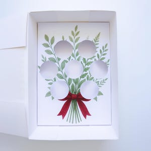 Storlek UK - Mall för insats till muffinsask med blombukett - Röd rosett