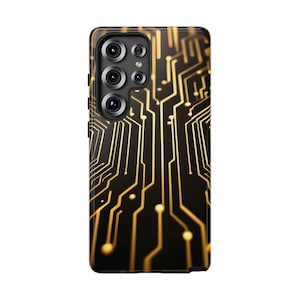Pode incluir: Capa de smartphone preta com um design de placa de circuito dourado. A capa apresenta uma série de linhas e pontos dourados, criando um padrão de inspiração tecnológica. As lentes da câmera do telefone são visíveis na parte superior.
