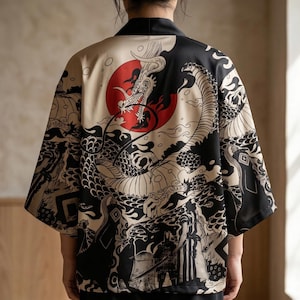 Può includere: Giacca in stile kimono beige e nera con un design a drago. La parte posteriore della giacca presenta un sole rosso con una dettagliata illustrazione di un drago. Le maniche e la parte inferiore della giacca hanno ulteriori motivi neri e beige.