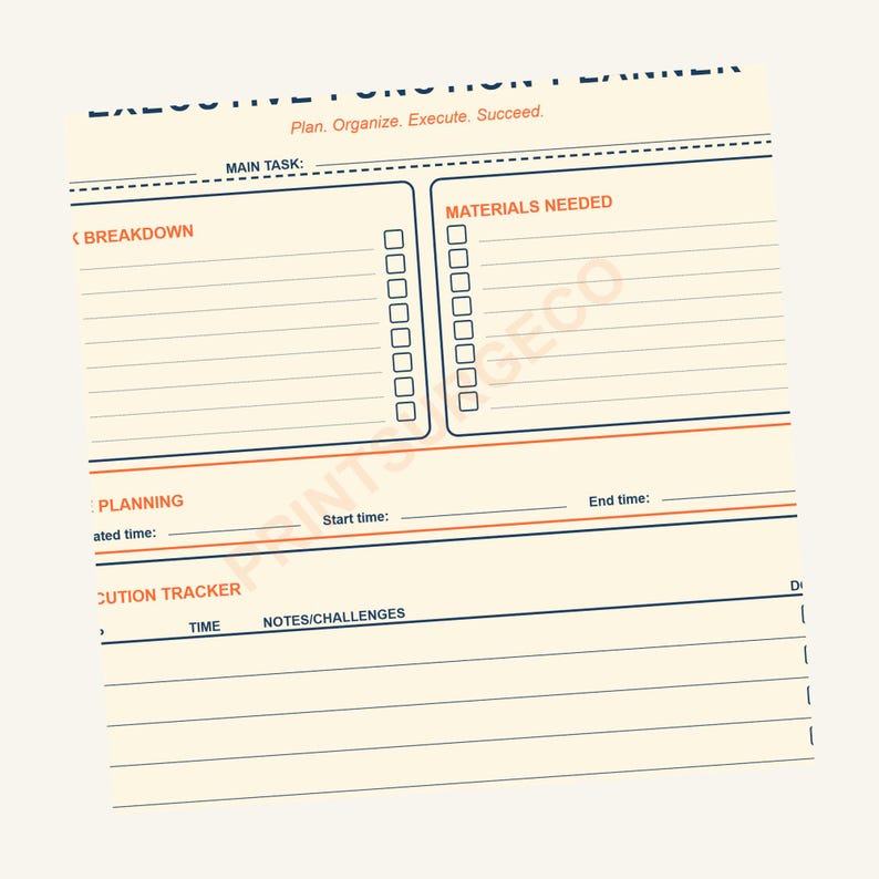 Op de afbeelding: Cr&egrave;mekleurige executive function planner met blauwe en oranje accenten. De planner bevat secties voor hoofdtaken, uitsplitsing, benodigde materialen, planning en uitvoeringstracking. Tekst bevat "Plan. Organiseer. Uitvoeren. Succes."
