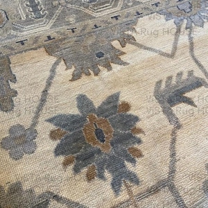 Handgeknoopt wollen oushak-vloerkleed: blauwbeige bloemen, zachte pool