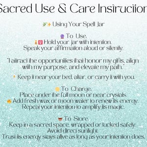 Puede incluir: Una tarjeta de color turquesa con el texto "Sacred Use & Care Instructions" e instrucciones para usar un frasco de hechizos. Las instrucciones incluyen c&oacute;mo usar, cargar y almacenar el frasco, con un enfoque en la intenci&oacute;n y la energ&iacute;a.