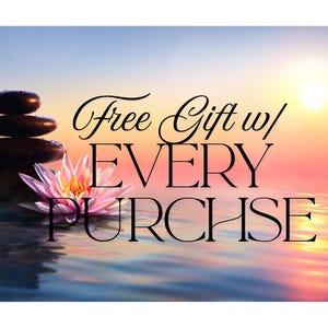 Puede incluir: Imagen serena con una pila de piedras oscuras, una flor de loto rosa y el texto "Free Gift w/ EVERY PURCHASE" sobre un fondo de puesta de sol sobre el agua. El agua refleja los colores del cielo.