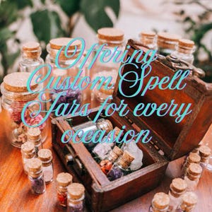 Puede incluir: Un cofre de madera y varios frascos de vidrio con tapones de corcho. Los frascos contienen cristales de colores y flores secas. El texto de la imagen dice "Offering Custom Spell Jars for every occasion."