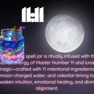 Puede incluir: Un tarro de hechizos con un dise&ntilde;o c&oacute;smico, con un l&iacute;quido azul y morado con una pajita, sobre un fondo estrellado y una luna llena. El texto dice "11:11" y describe el prop&oacute;sito del tarro.
