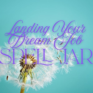 Puede incluir: Primer plano de un diente de le&oacute;n con el texto "Landing Your Dream Job SPELL JAR" en escritura morada sobre un fondo turquesa. El diente de le&oacute;n est&aacute; enfocado, con sus semillas blancas y centro amarillo.