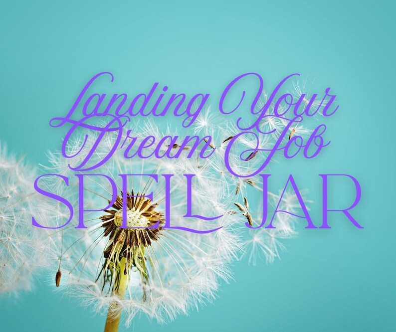 Puede incluir: Primer plano de un diente de le&oacute;n con el texto "Landing Your Dream Job SPELL JAR" en escritura morada sobre un fondo turquesa. El diente de le&oacute;n est&aacute; enfocado, con sus semillas blancas y centro amarillo.