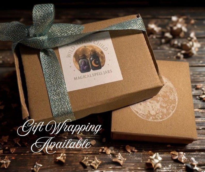 Puede incluir: Dos cajas de cart&oacute;n marr&oacute;n, una con una etiqueta que dice "Wild Moon Child Magical Spell Jars", est&aacute;n atadas con una cinta verde azulado. El texto "Gift Wrapping Available" est&aacute; escrito en cursiva en la parte inferior.