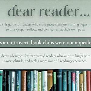 Pode incluir: A imagem apresenta o texto "caro leitor..." e "Como introvertido, clubes de leitura n&atilde;o eram atraentes". Abaixo, uma estante de livros &eacute; vis&iacute;vel. O guia &eacute; para leitores introvertidos que buscam uma experi&ecirc;ncia de leitura atenta.
