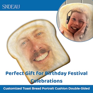 Pode incluir: Almofada de retrato de pão torrado personalizada, de dupla face. Um lado apresenta o rosto sorridente de um homem, o outro o de uma criança. O texto diz "Presente perfeito para festas de aniversário".
