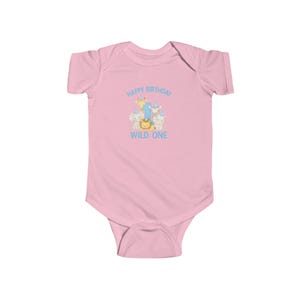 Fira deras första födelsedag med stil med vår safari-babybody "Wild One", perfekt för ett djungeltema-kalas. bild 6