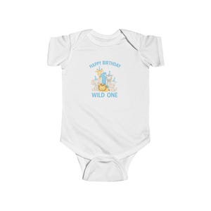 Fira deras första födelsedag med stil med vår safari-babybody "Wild One", perfekt för ett djungeltema-kalas. bild 2