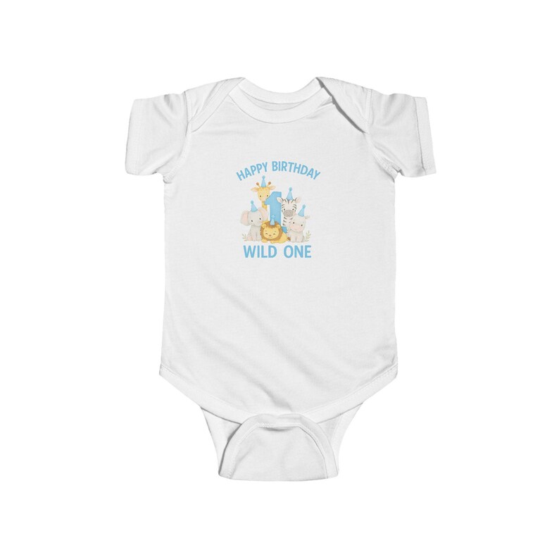 Fira deras första födelsedag med stil med vår safari-babybody "Wild One", perfekt för ett djungeltema-kalas. bild 2