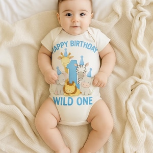 Fira deras första födelsedag med stil med vår safari-babybody "Wild One", perfekt för ett djungeltema-kalas. bild 1