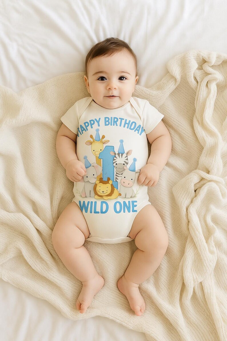 Fira deras första födelsedag med stil med vår safari-babybody "Wild One", perfekt för ett djungeltema-kalas. bild 1