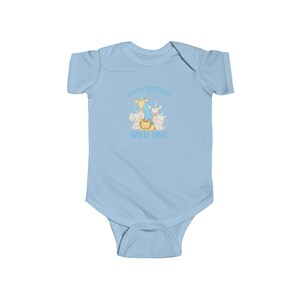 Fira deras första födelsedag med stil med vår safari-babybody "Wild One", perfekt för ett djungeltema-kalas. bild 4
