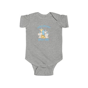 Fira deras första födelsedag med stil med vår safari-babybody "Wild One", perfekt för ett djungeltema-kalas. bild 3