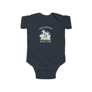 Fira deras första födelsedag med stil med vår safari-babybody "Wild One", perfekt för ett djungeltema-kalas. bild 5