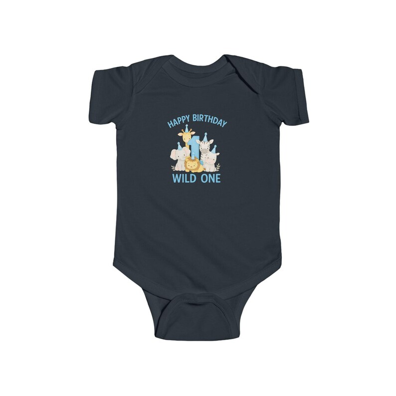 Fira deras första födelsedag med stil med vår safari-babybody "Wild One", perfekt för ett djungeltema-kalas. bild 5