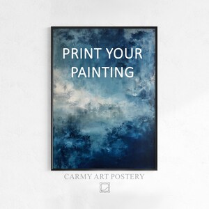 Può includere: Stampa artistica astratta incorniciata, con una tavolozza di colori prevalentemente blu e bianchi, che evoca una scena nuvolosa o atmosferica. Il testo "PRINT YOUR PAINTING" è in alto. La parte inferiore della stampa dice "CARMY ART POSTERY".