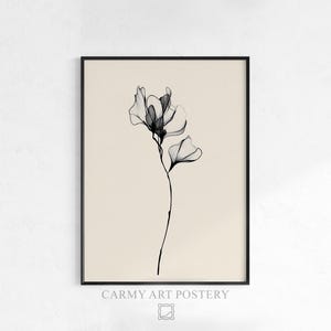 Può includere: Stampa artistica floreale in bianco e nero in una cornice nera. L'opera presenta un'illustrazione dettagliata di un fiore con petali traslucidi e un sottile stelo su uno sfondo color crema. Il testo "CARMY ART POSTERY" è in basso.