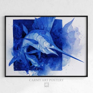 Puede incluir: Pintura en acuarela enmarcada de un marlín azul. La obra de arte presenta tonos de azul, con el largo pico y la aleta dorsal del marlín prominentemente mostrados. Las palabras "CARMY ART POSTERY" están en la parte inferior.