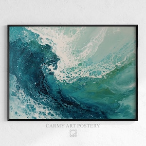 Op de afbeelding: Abstracte kunstafdruk van een golf in tinten van blauwgroen, turkoois en wit, zwart omlijst. Het kunstwerk toont de beweging van de oceaan met een schuimende kam en wervelende patronen. De print is gelabeld "CARMY ART POSTERY".