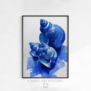 Può includere: Una stampa artistica incorniciata con tre conchiglie blu stilizzate. Le conchiglie sono rese in varie tonalità di blu, con dettagli intricati e un effetto acquerello. La stampa è ambientata su uno sfondo bianco, con il testo "CARMY ART POSTERY" in basso.