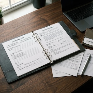 Könnte beinhalten: Ein offener, dunkelgrauer Lederordner mit einem Kundenaufnahmeformular und einer Servicevereinbarung. Die Formulare sind mit Text gefüllt und liegen auf einem Holztisch, zusammen mit einem Laptop, einem Stift und einem Visitenkartenhalter. Die Formulare enthalten den Namen Eleanor Vance.