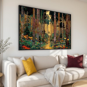 Puede incluir: Una impresión artística enmarcada que representa una escena de bosque con árboles altos y un camino que conduce a la distancia. La obra de arte presenta una paleta de verdes, marrones, amarillos y naranjas, creando un ambiente cálido. La impresión se muestra sobre un sofá color crema.