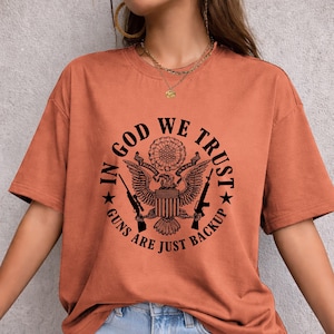 I Gud litar vi på patriotiska örnskjortor - Vapen är bara reservtröja - Andra tillägget 2A rättigheter amerikansk stolthet militär stil