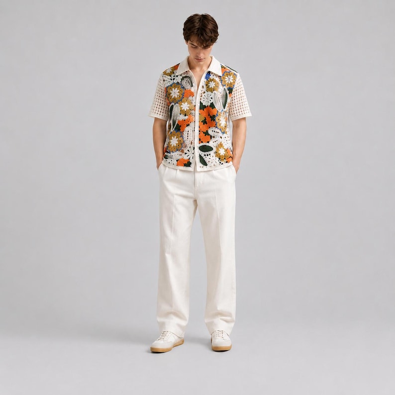 Pode incluir: Uma camisa de manga curta com bot&otilde;es, apresentando um padr&atilde;o floral de croch&ecirc; multicolorido nos pain&eacute;is frontais e uma textura de malha aberta branca nas mangas e nas costas, combinada com cal&ccedil;as brancas lisas e t&ecirc;nis brancos.