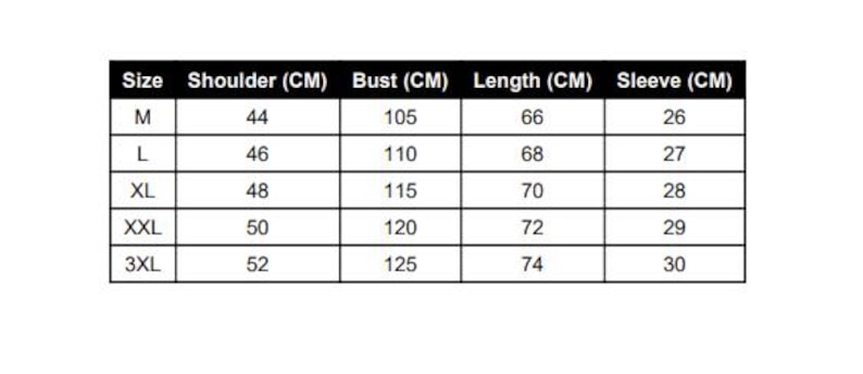 Pode incluir: Uma tabela de tamanhos em preto e branco com colunas para Size, Shoulder (CM), Bust (CM), Length (CM) e Sleeve (CM). As linhas listam os tamanhos M, L, XL, XXL e 3XL com as medidas num&eacute;ricas correspondentes em cent&iacute;metros.