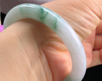 60 mm Klasse A burmesischer Jadeit Armreif, natürliches schwimmendes Grün, weiche weiße Basis, runder Fu Armreif