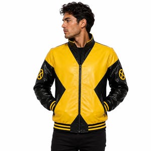 Könnte beinhalten: Eine gelb-schwarze Jacke mit einem markanten X-förmigen Design auf der Vorderseite, einem Stehkragen und einem durchgehenden Reißverschluss. Die Ärmel sind schwarz mit einem gelben, kreisförmigen X-Men-Logo auf jeder Schulter und gestreiften Bündchen.