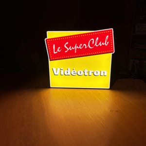 Super Club Vidéotron Lightbox – Decoración retro de videoclubes de Quebec de los 90/00
