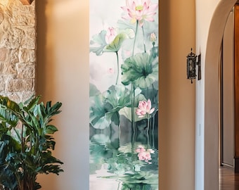 Puede incluir: Una impresión vertical en lienzo que presenta una pintura de acuarela de flores de loto y hojas de nenúfar. La obra de arte representa flores de loto rosas, hojas verdes grandes y reflejos en el agua. La pintura tiene una cualidad suave y etérea.